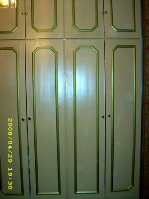 Двери встроенного шкафа - "светлый орех", рамки - золотистый лак