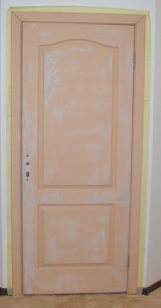 Дверной блок с полотном МДФ после зачистки и проклейки малярной лентой периметра