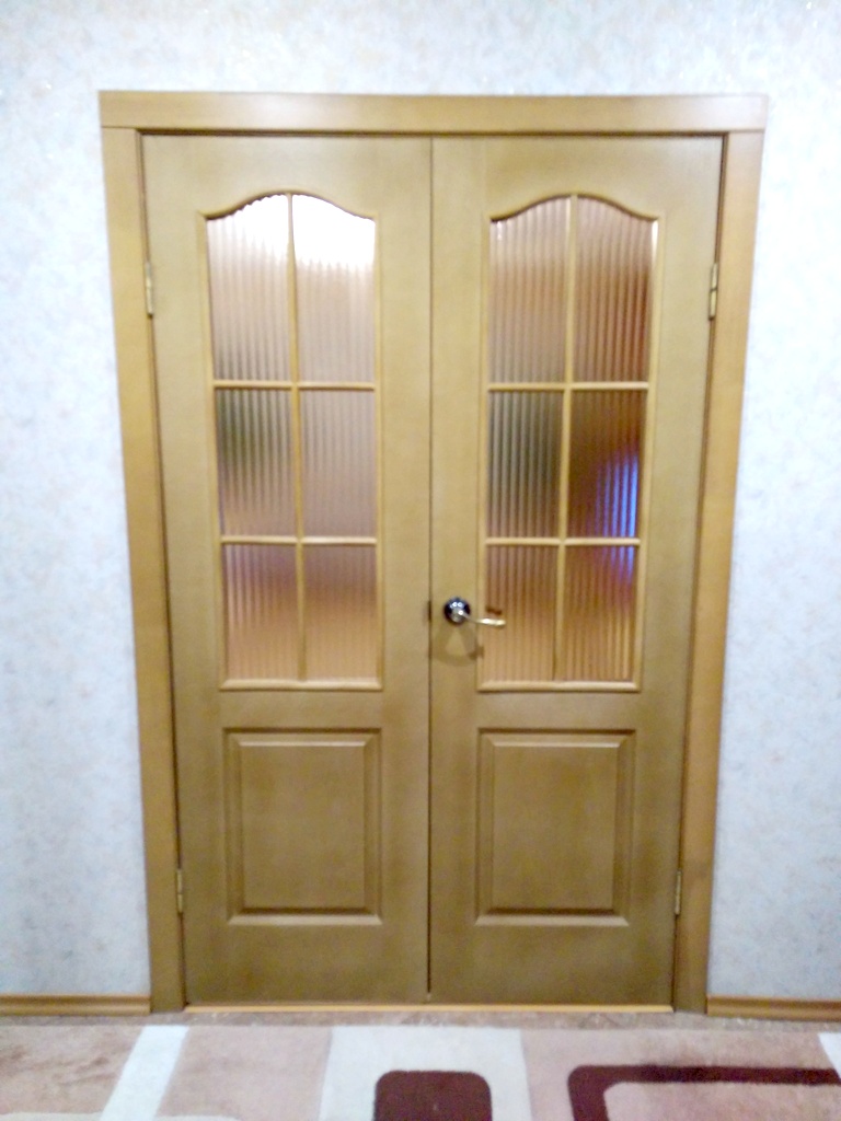 Распашная двустворчатая остеклённая дверь в зал до проведения работ