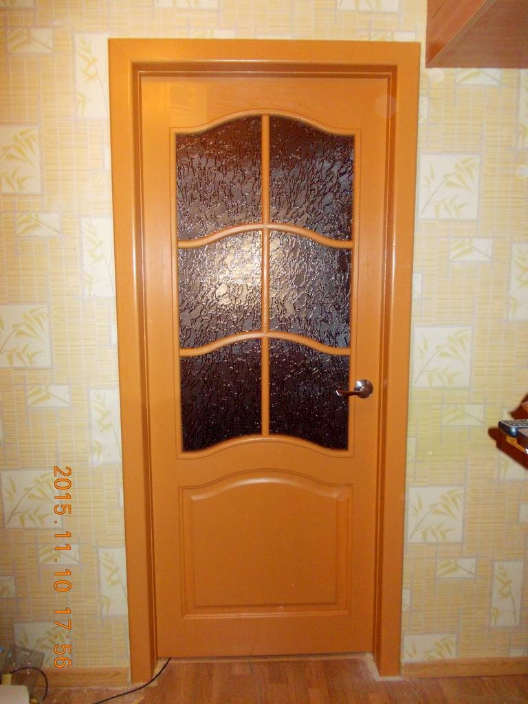 Замена полотна, петель, ручки и наличника на межкомнатной двери, монтаж стекла "Сузорье" цвет-бронза